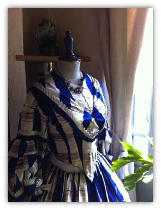 1860年代に仕立てられたアンティークドレス。 モノグラム刺繍入りのフレンチリネンとアンティークドレス,アンティークのある暮らし,アンティークドレス,モノグラムリネン1