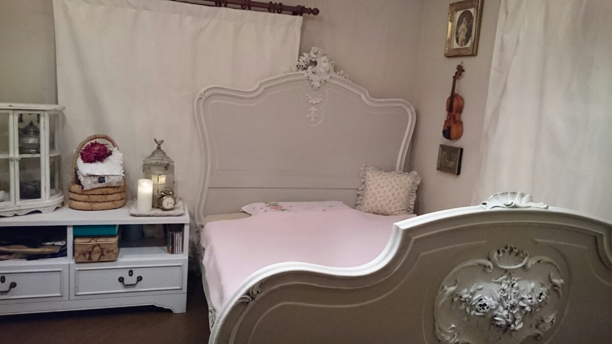 ルイ15世アンティークベッドで雰囲気あるオブジェが効いた部屋