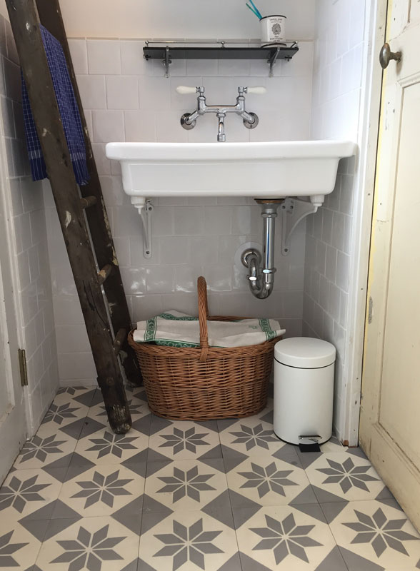 フランス風のハイセンスな タイル張りの洗面室 【パディントン