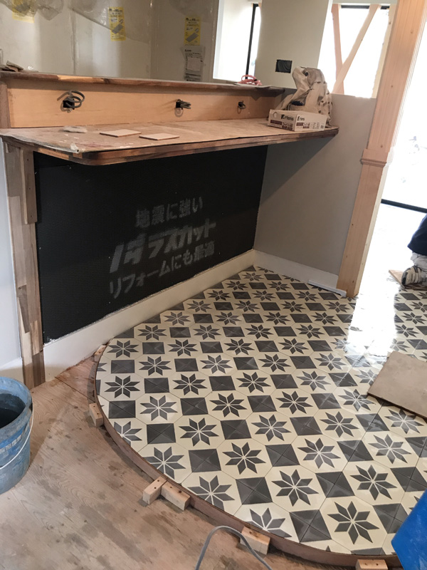 直線ではなく敢えて取り入れたアーチの出してくれる視覚効果は絶大!奥行き感や立体感、優しさが生まれます carreau cimentのエトワール柄の床がフレンチなカフェ,施工例,店舗プランニング,アンティークタイル,モルタル床,4