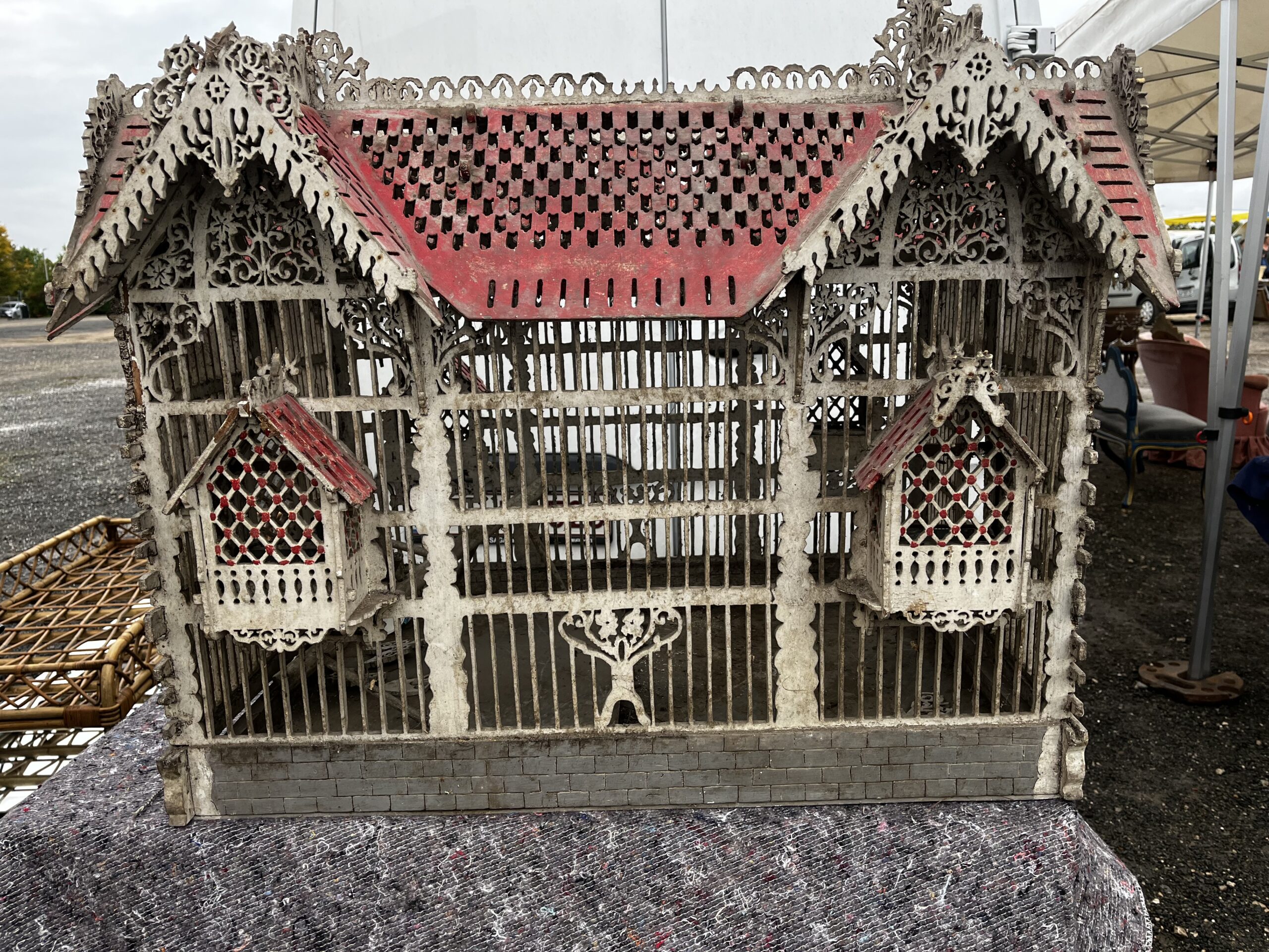 ロココ調装飾的な彫刻とガラス扉を持つ木製のピンク色の